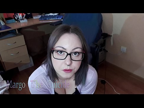 ❤️ Neska sexy betaurrekoekin dildoa zurrupatzen du kameraren aurrean ️  Sexua gugan